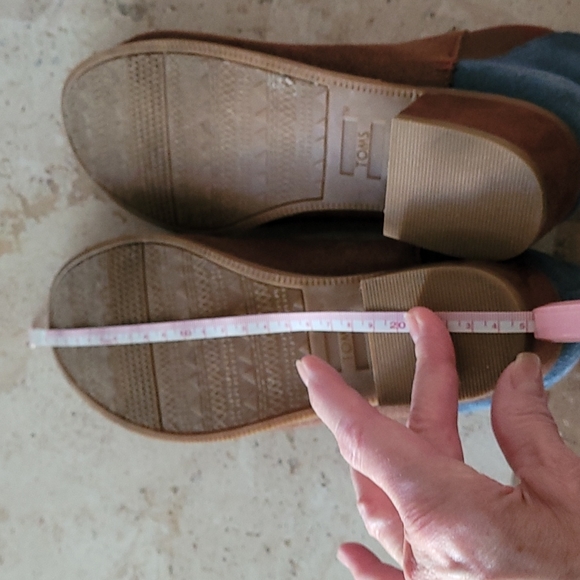 TOMS suede two-toned booties. Size 8 - Picture 10 of 10